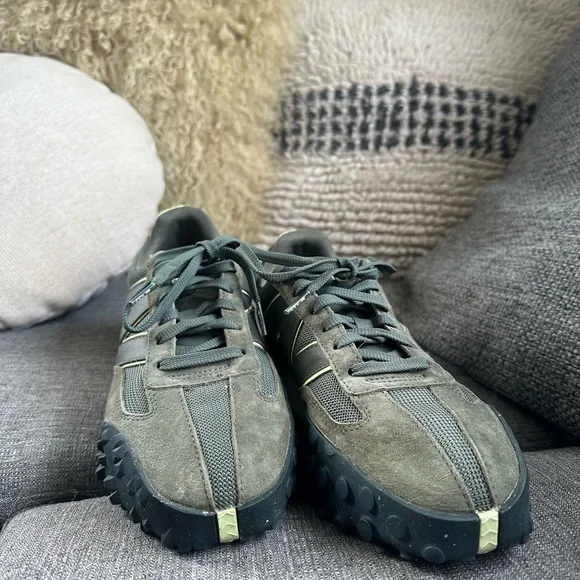 New Balance x Figs Sneakers - Picture 2 of 8